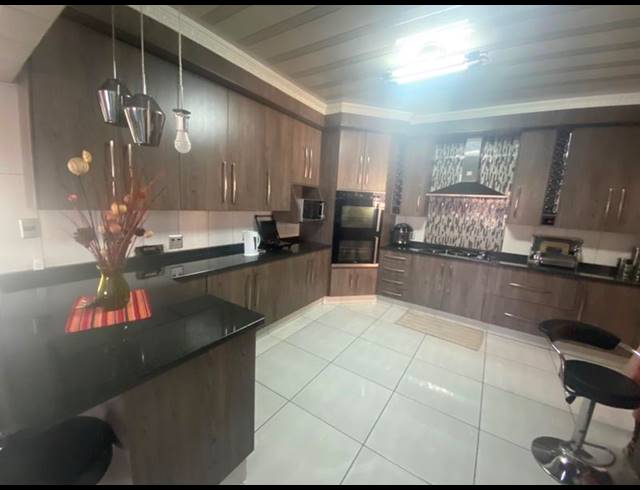 5 BEDROOM HOUSE FOR SALE IN AERORAND